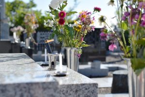 fleurs dans un vase au cimetiere